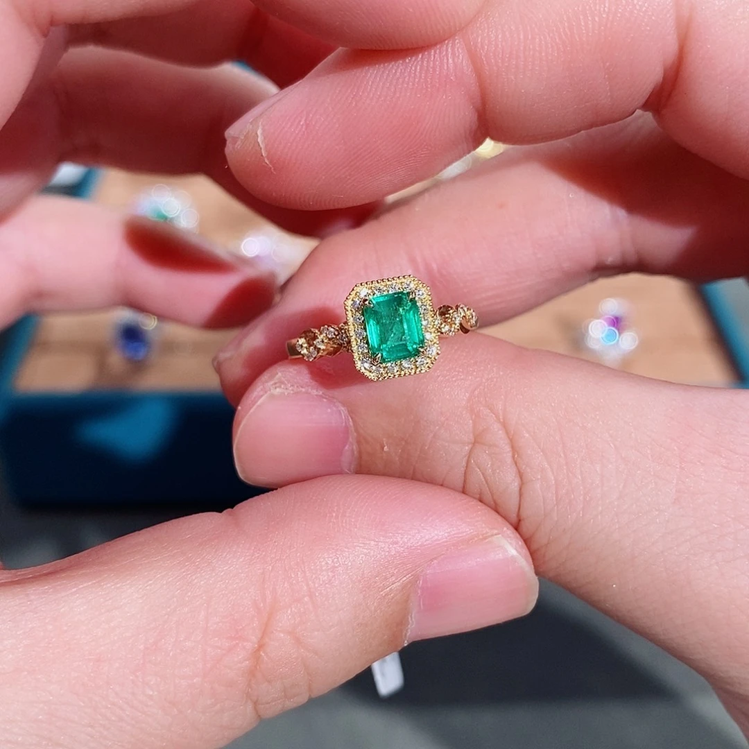 18K金镶嵌戒指祖母绿赞比亚0.73ct