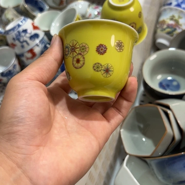黄釉皮球花铃铛杯