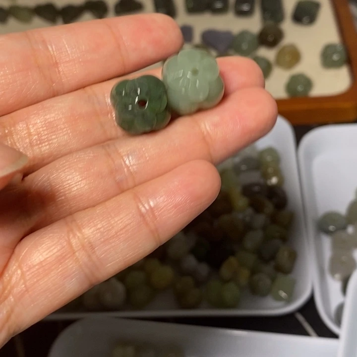 素***贞和田玉未镶嵌手链微瑕