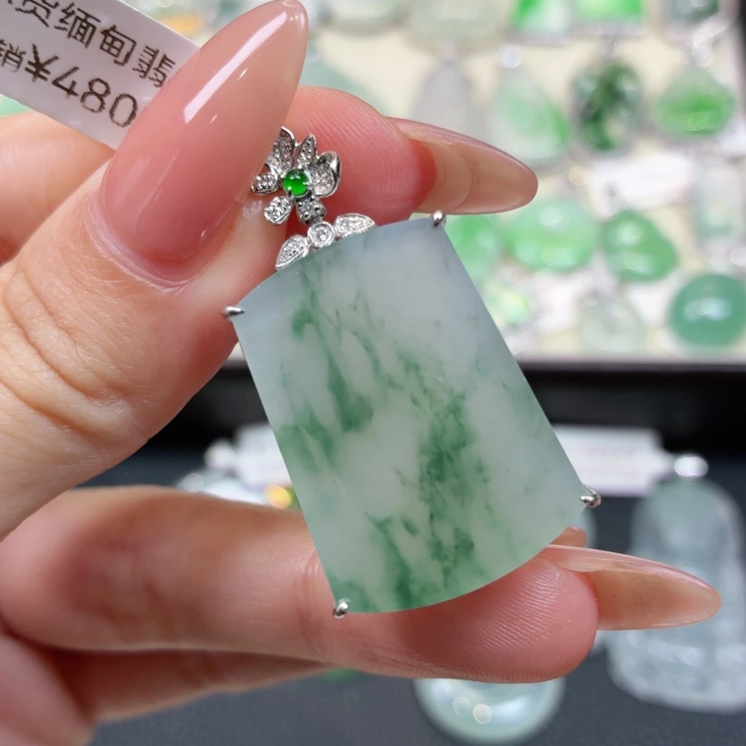 翡翠18K金镶嵌颈饰