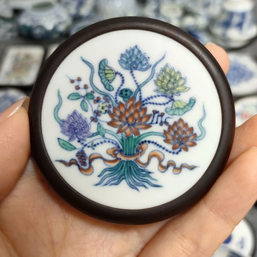 瓷片玉**人斗彩莲花挂件一个