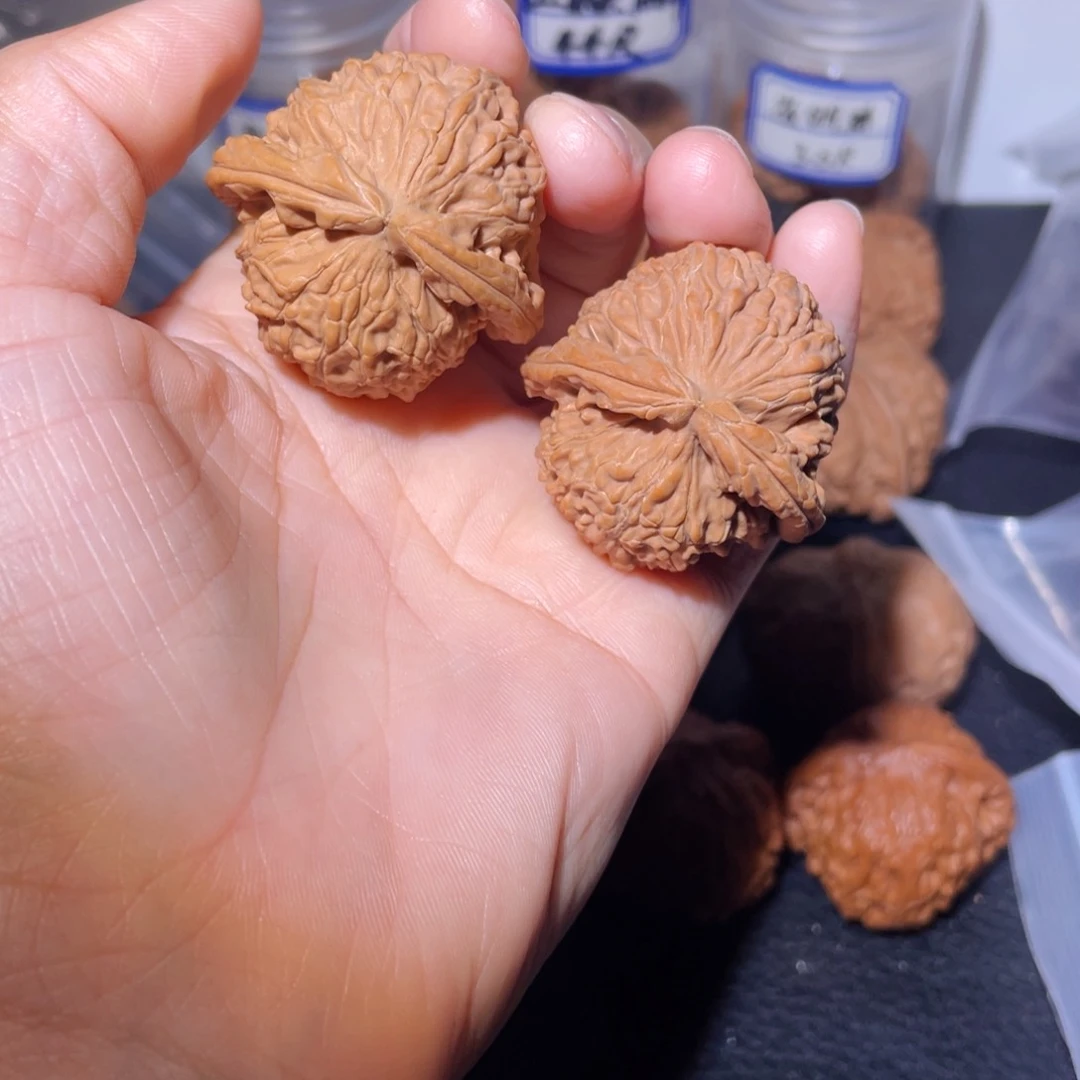 吊坠桃核37尺白狮子