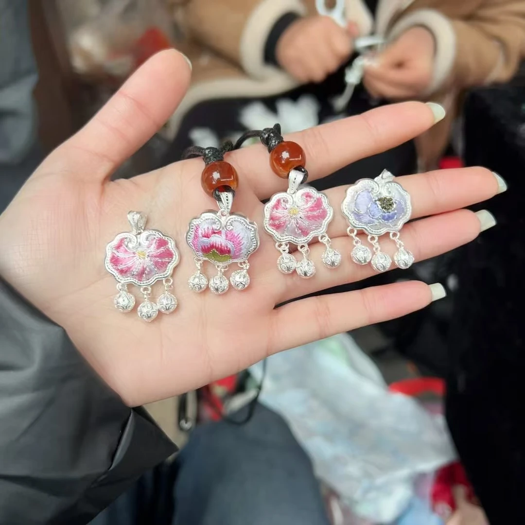 足银非遗苗绣小锁