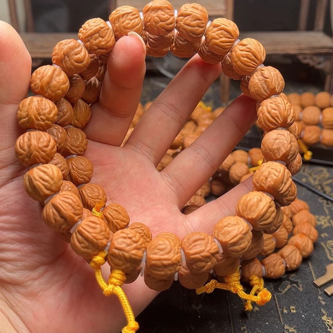 桃核吊坠桃和手持