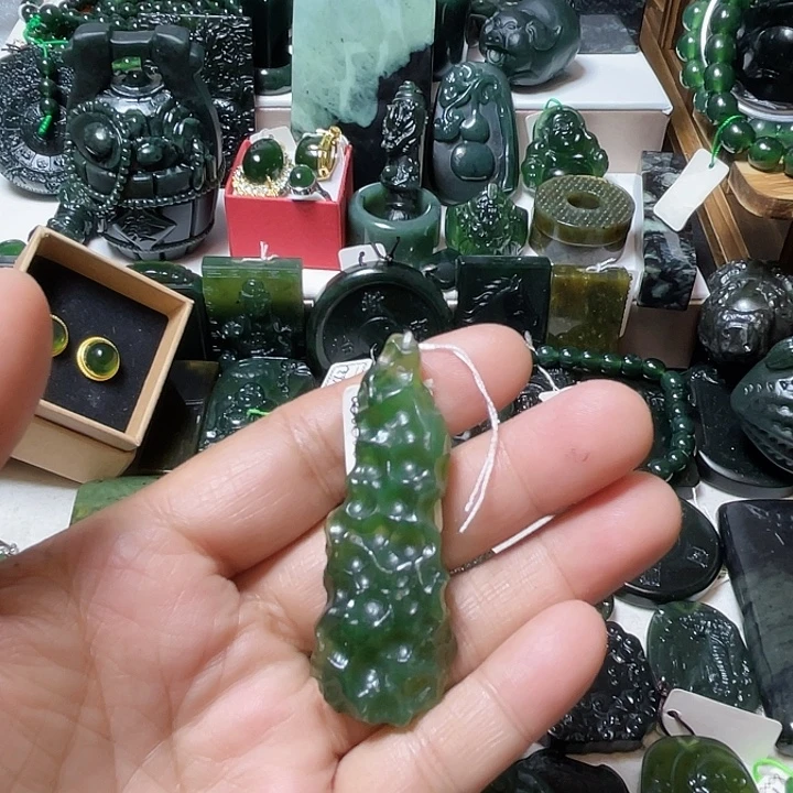 爱***虎蛇纹石玉未镶嵌颈饰