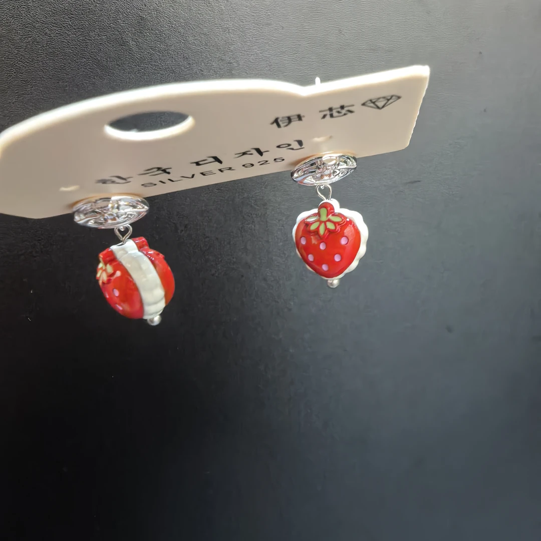 F614红色小草莓星球耳钉耳饰