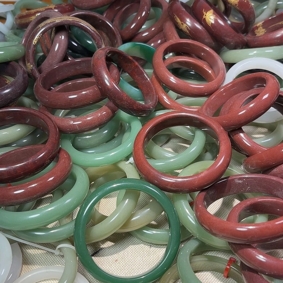 芳***华石英质玉未镶嵌颈饰
