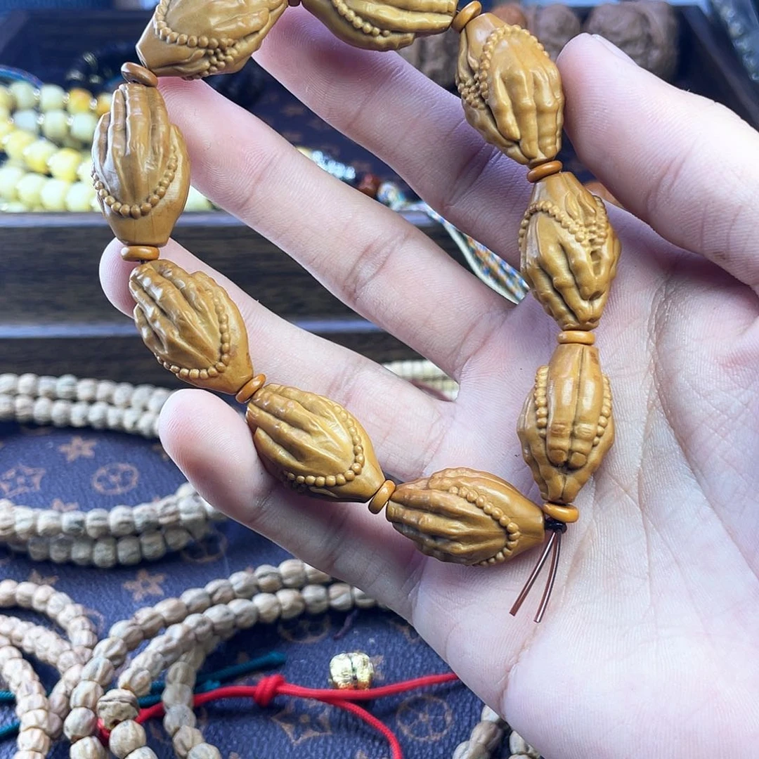 橄榄核雕红红火火