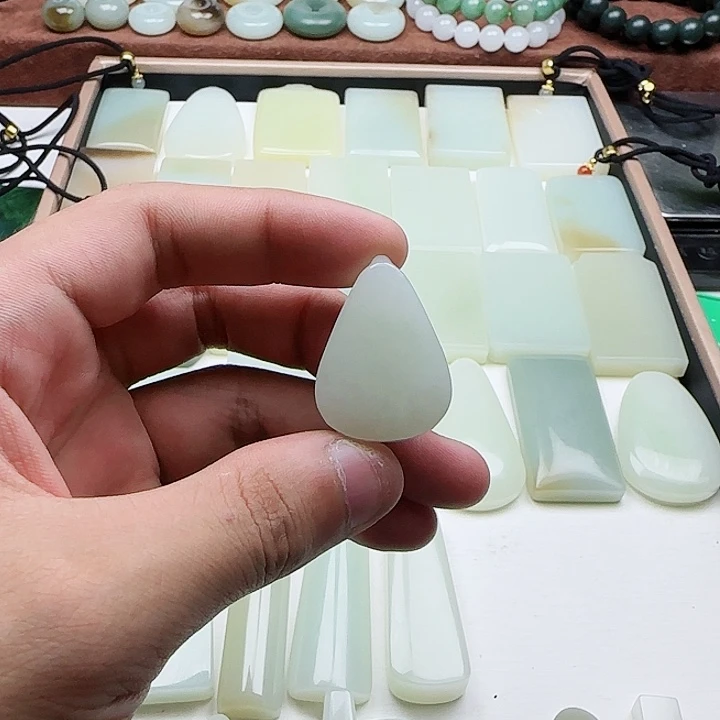 陌***开颈饰未镶嵌和田玉