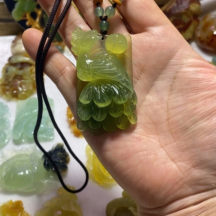 蛇纹石玉未镶嵌颈饰