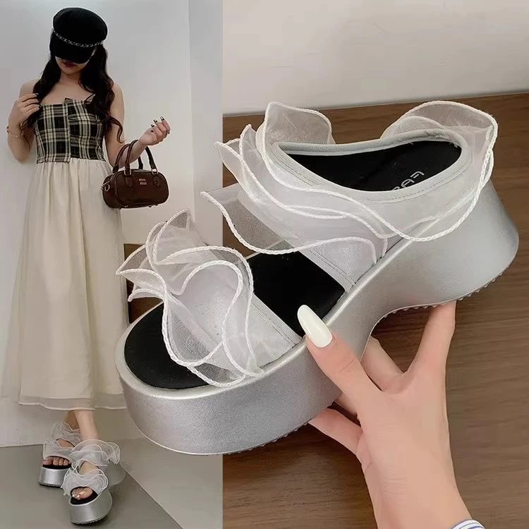 网红蕾丝边松糕厚底拖鞋女夏外穿2025新款绝美凉拖鞋配裙子一字拖