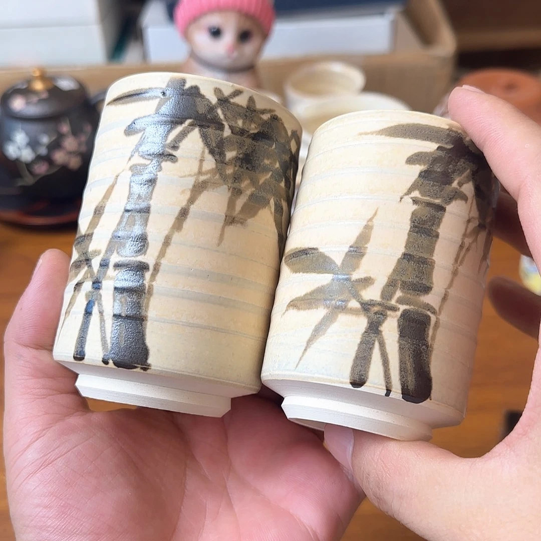 盖碗在家门口看到他俩小孩就开心