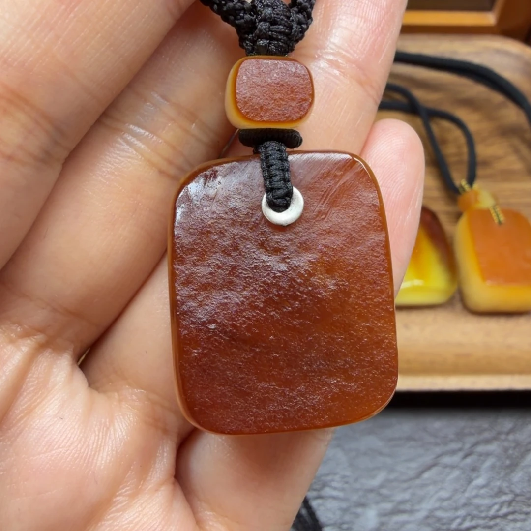 琥珀未镶嵌吊坠(赠链)