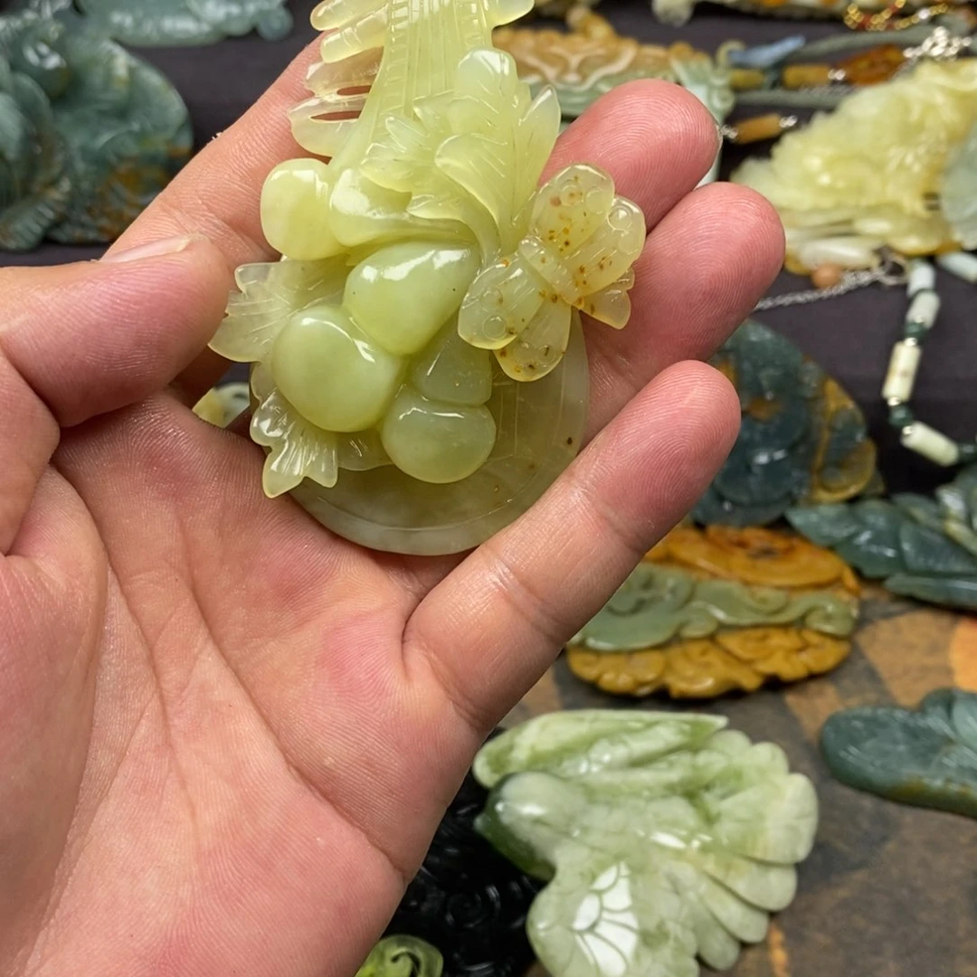 蛇纹石玉未镶嵌颈饰
