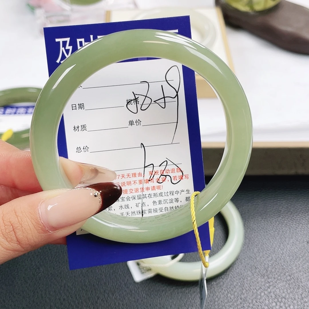 蓉***姐和田玉未镶嵌手镯