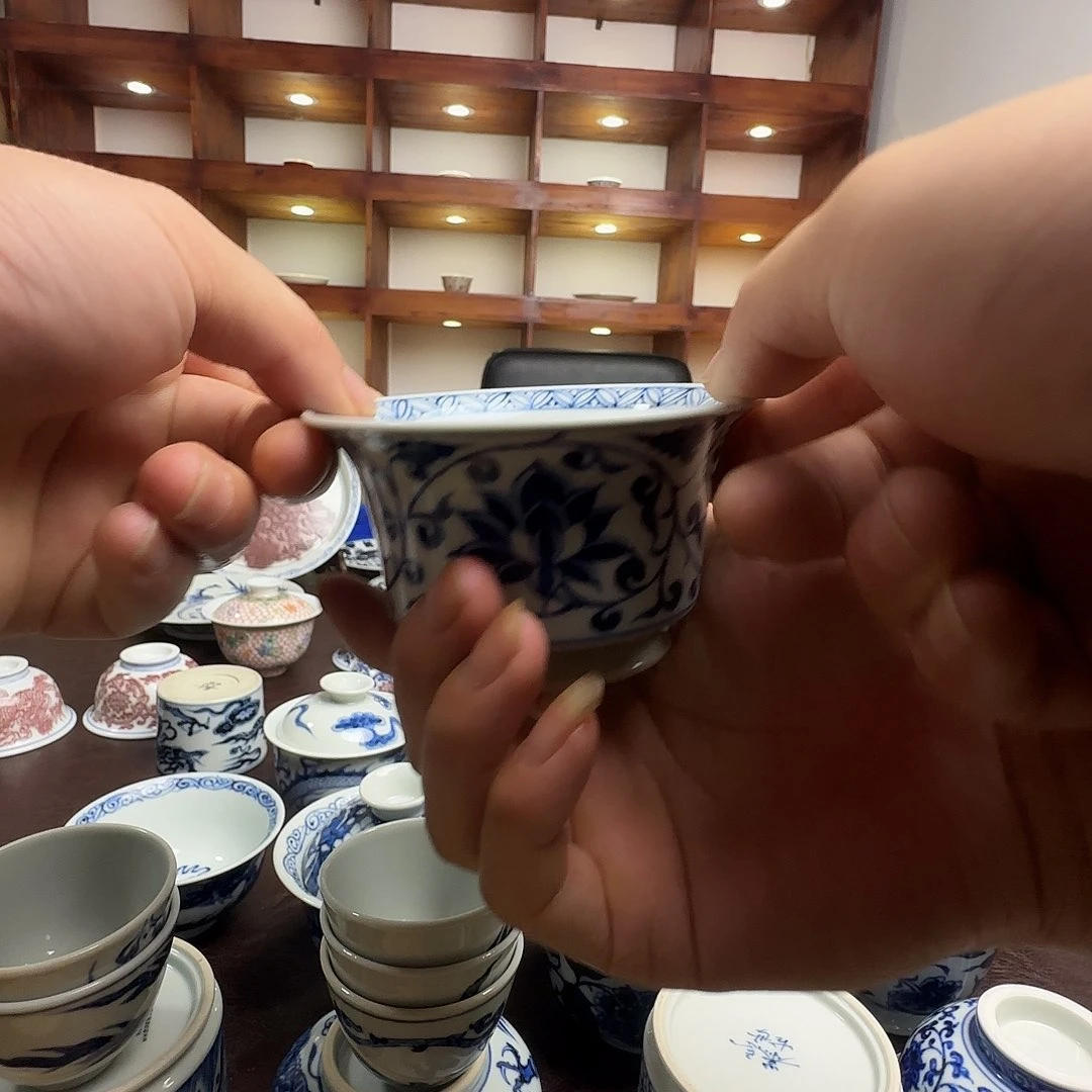 弔***茆缠枝莲仿元两才盖碗