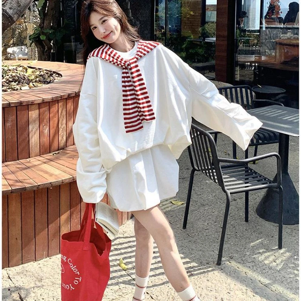 白色休闲运动套装女开春韩系穿搭红色条纹披肩卫衣花苞短裤两件套