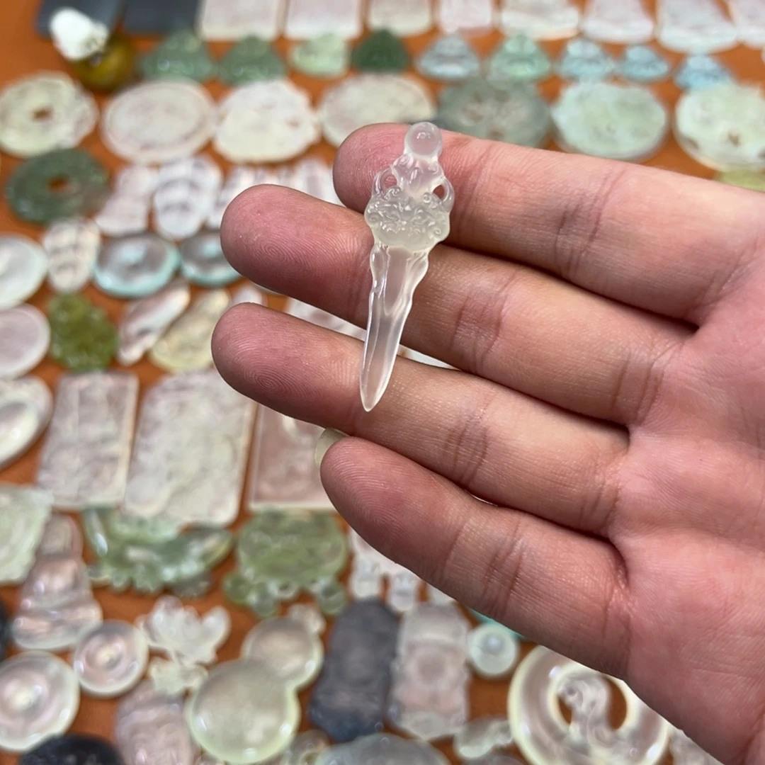 蛇纹石玉未镶嵌颈饰