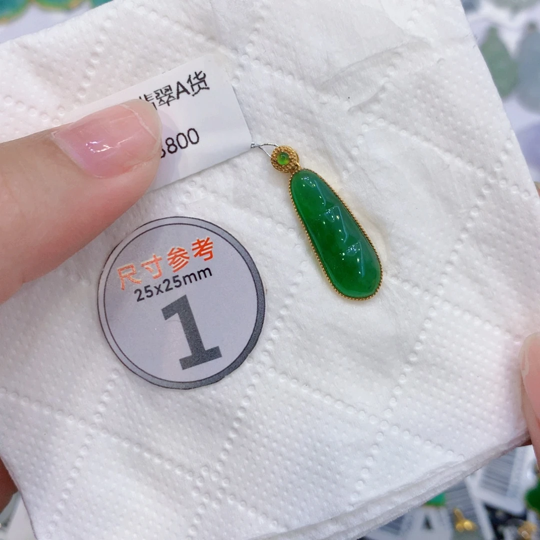 颈饰18K金镶嵌翡翠豆子