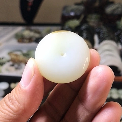 和田玉未镶嵌颈饰云*果