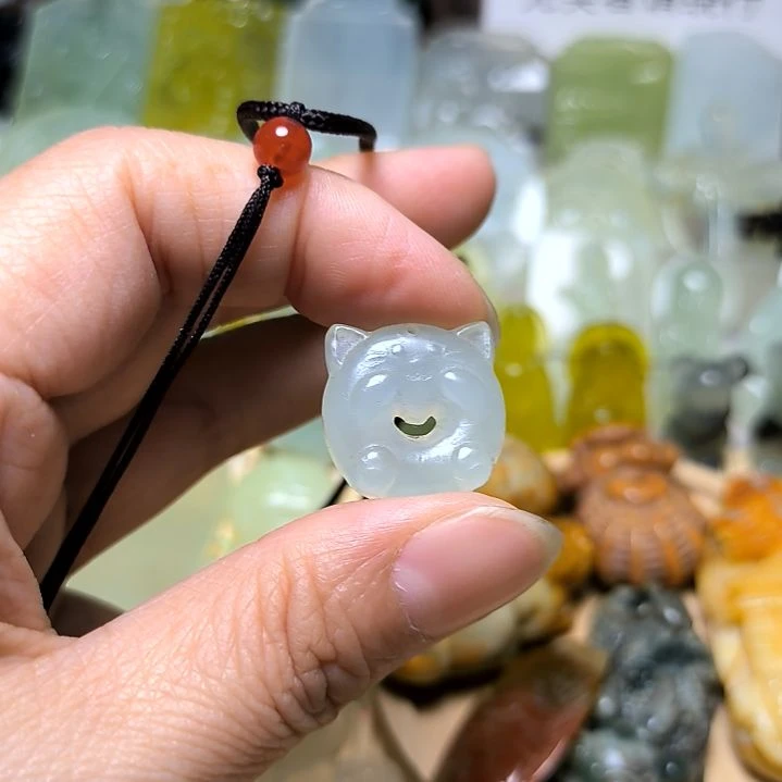 岫玉吊坠(不含链)未镶嵌还**吧