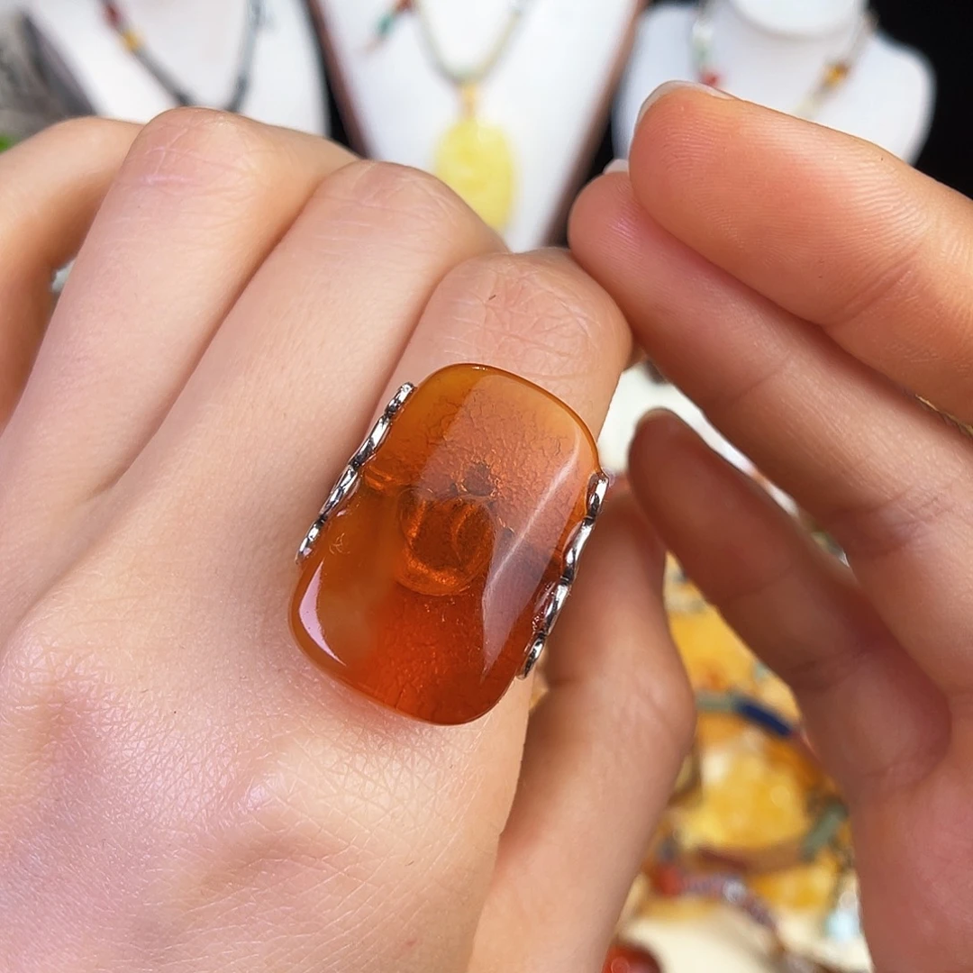 未镶嵌琥珀珠宝奇石。