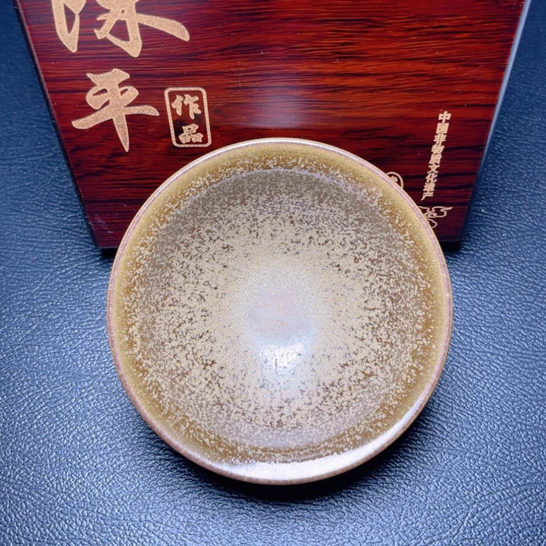 茶盏滴滴答答的声音响