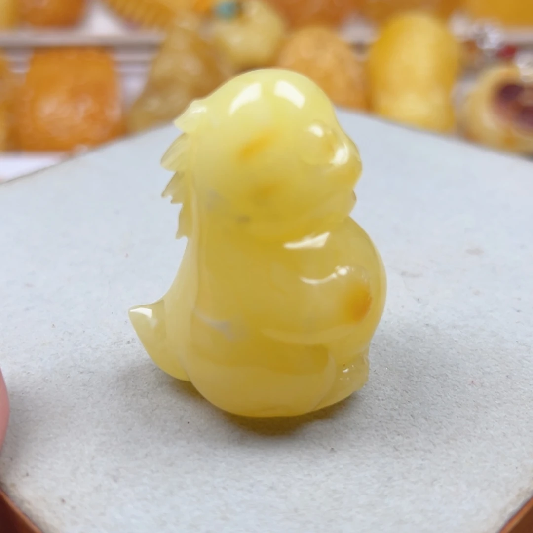 蜜蜡未镶嵌颈饰小奶龙