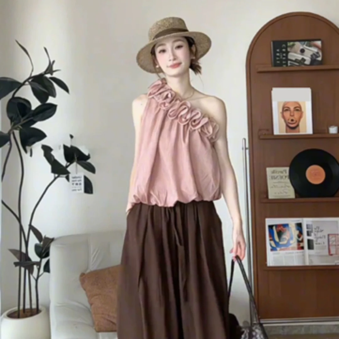 重工花边斜肩花苞无袖粉色上衣女夏季外穿气质显瘦