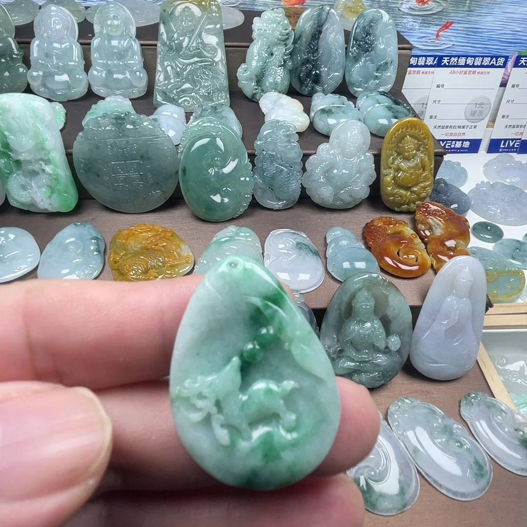 翡翠未镶嵌颈饰梅花鹿