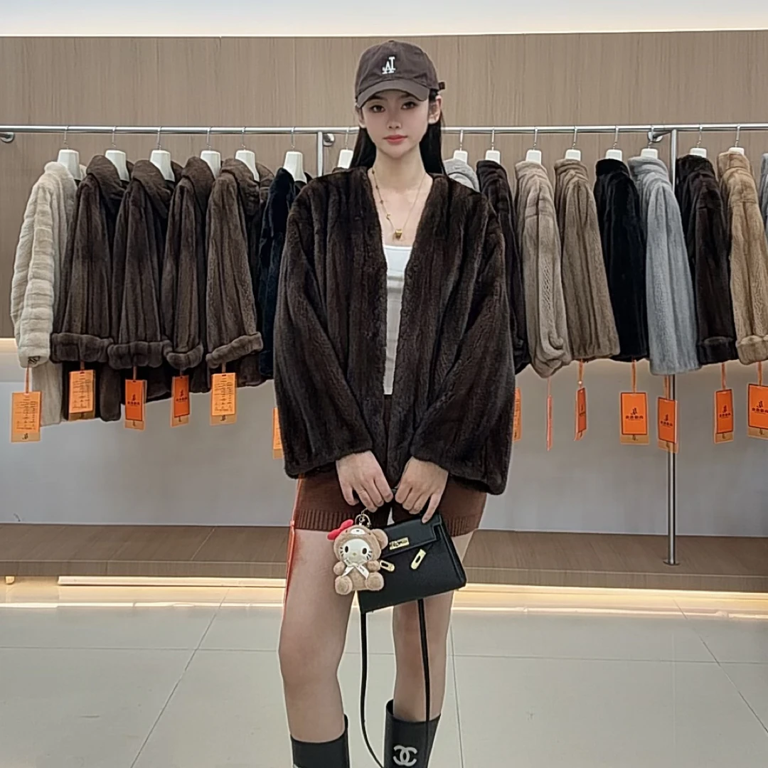 冬季时尚奢侈机开V领洋气短款棕色系冬季氛围感简约保暖时尚穿搭