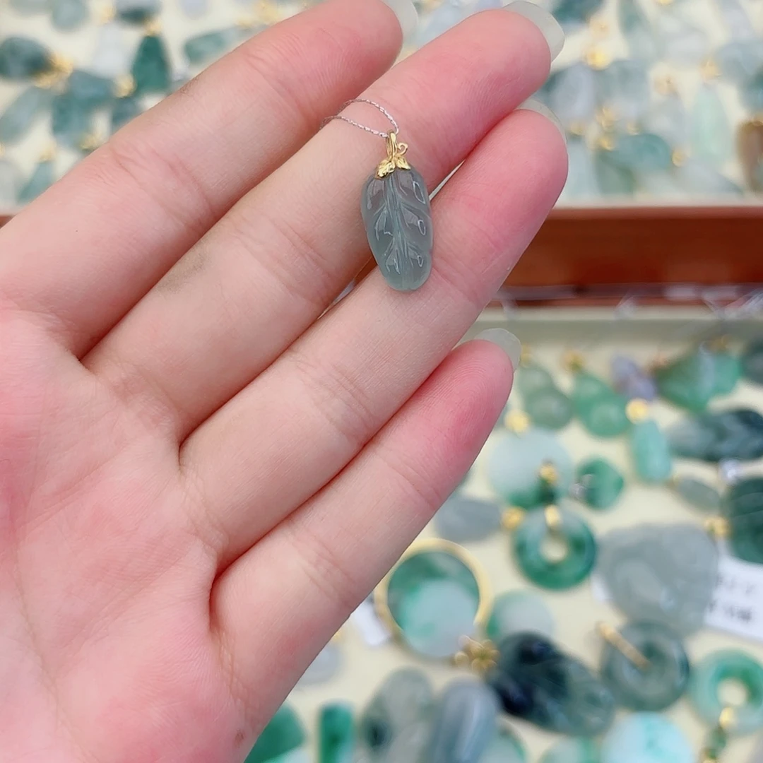 翡翠18K金镶嵌颈饰叶子