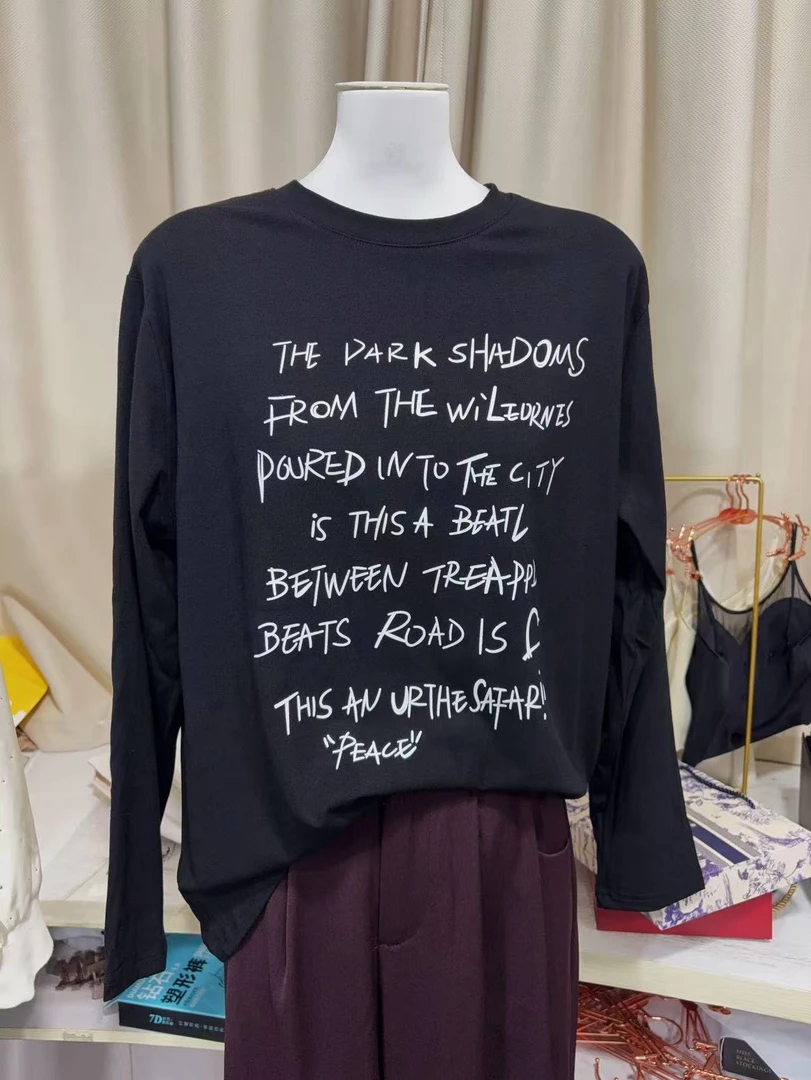 羊狨A3247黑英文印花圆领长袖