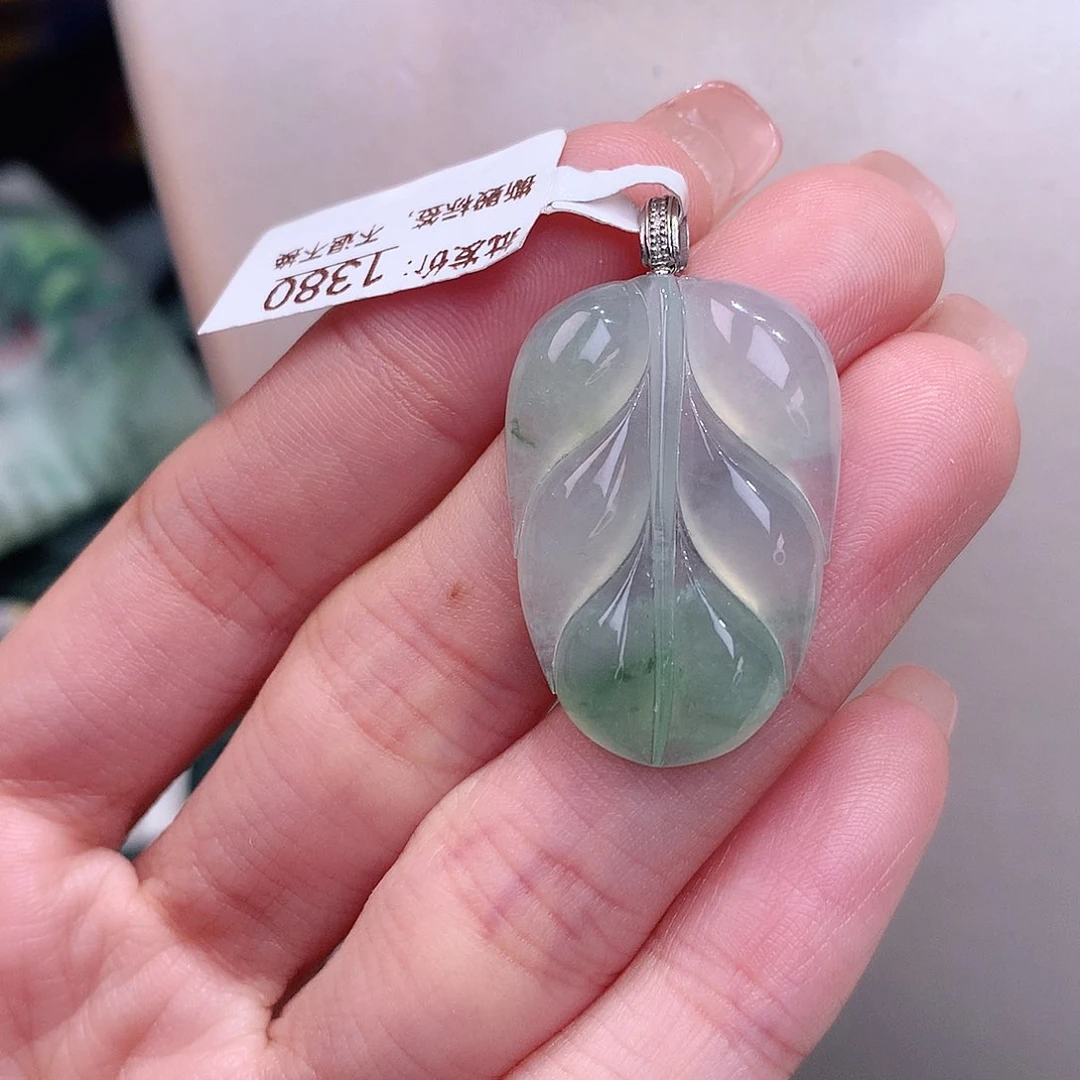 颈饰18K金镶嵌翡翠正冰飘绿叶子
