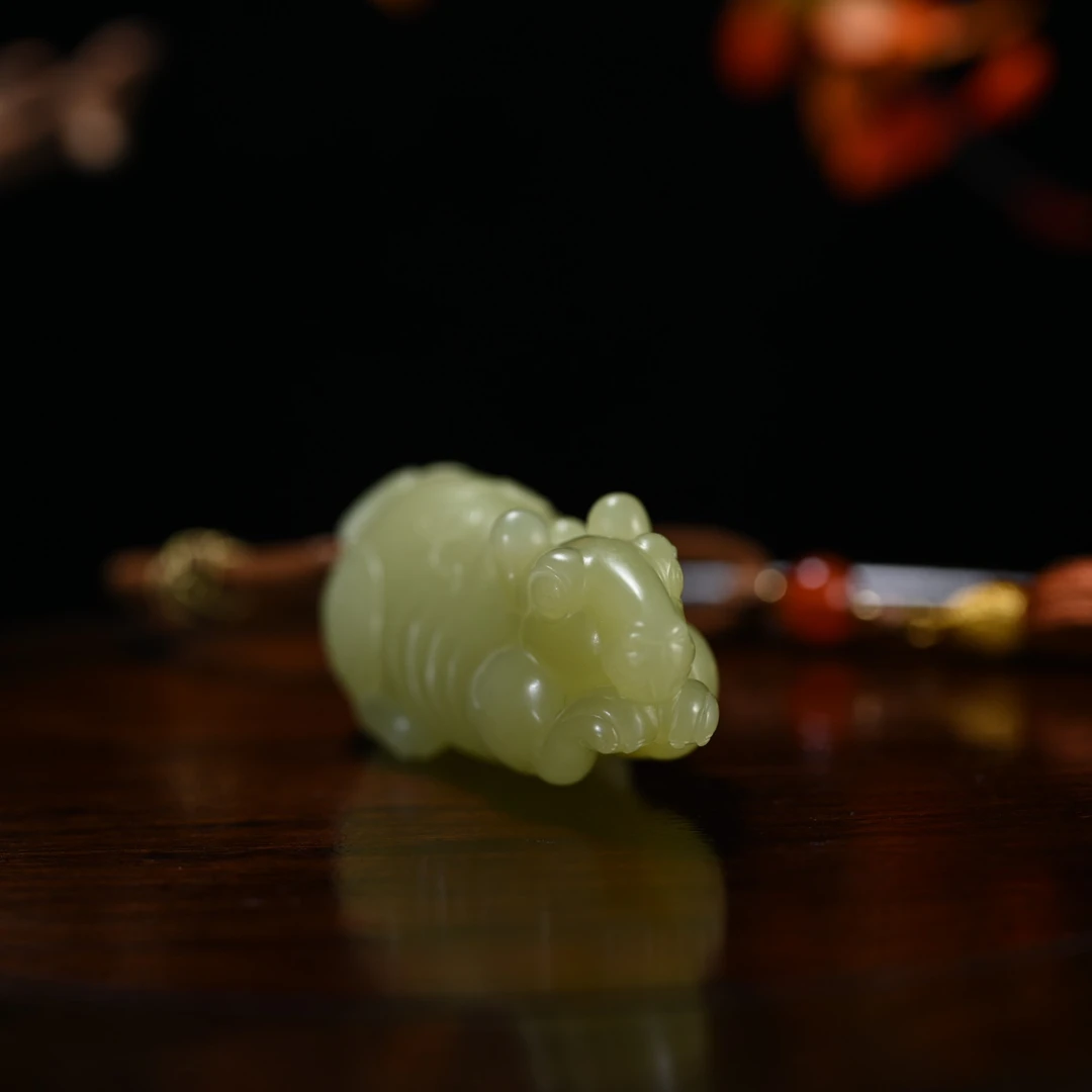 Lot 8823 2511260014和田玉黄玉鼠来宝手把件/保利