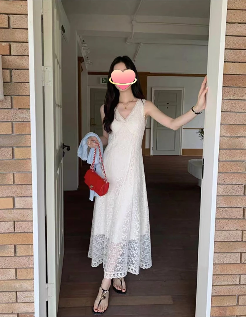 高级感气质v领刺绣吊带连衣裙夏季显瘦百搭吊带连衣裙8545