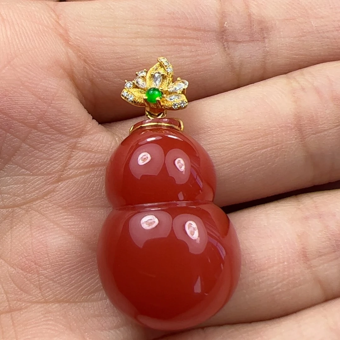 18K金镶嵌吊坠南红玛瑙南**?