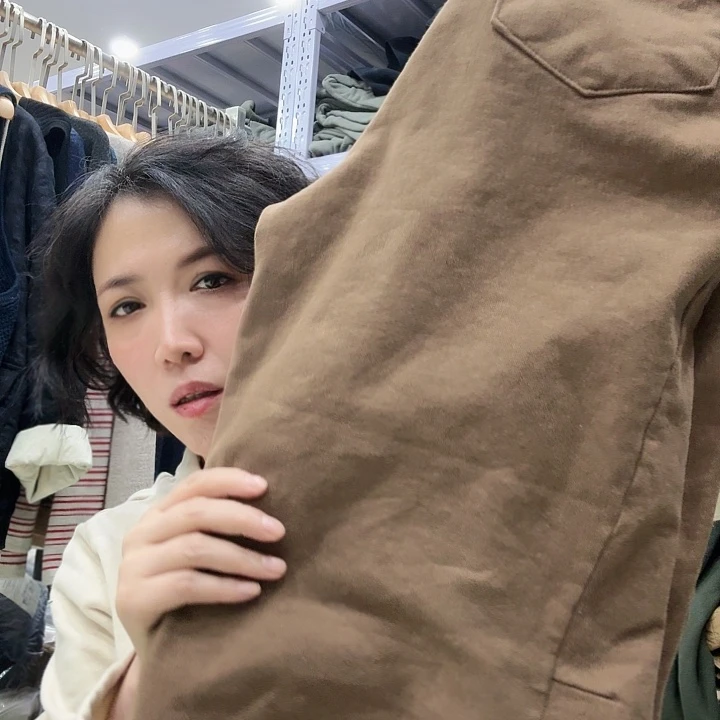 羊羔毛搜嘎山和小女孩一起走