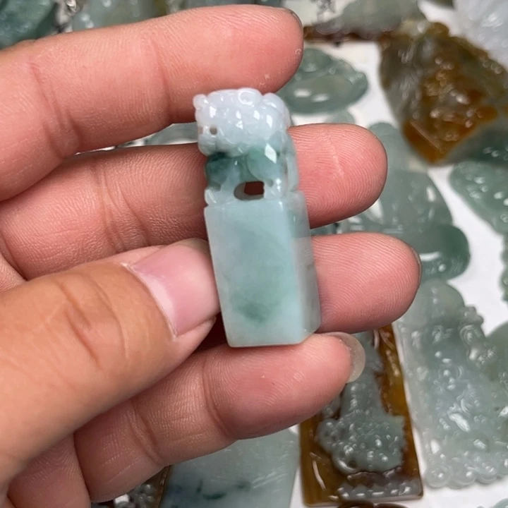 翡翠未镶嵌颈饰印章