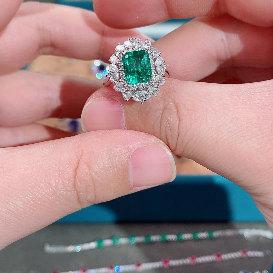 祖母绿戒指18K金镶嵌2.5克拉