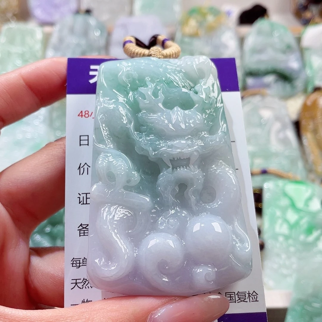 翡翠未镶嵌颈饰龙