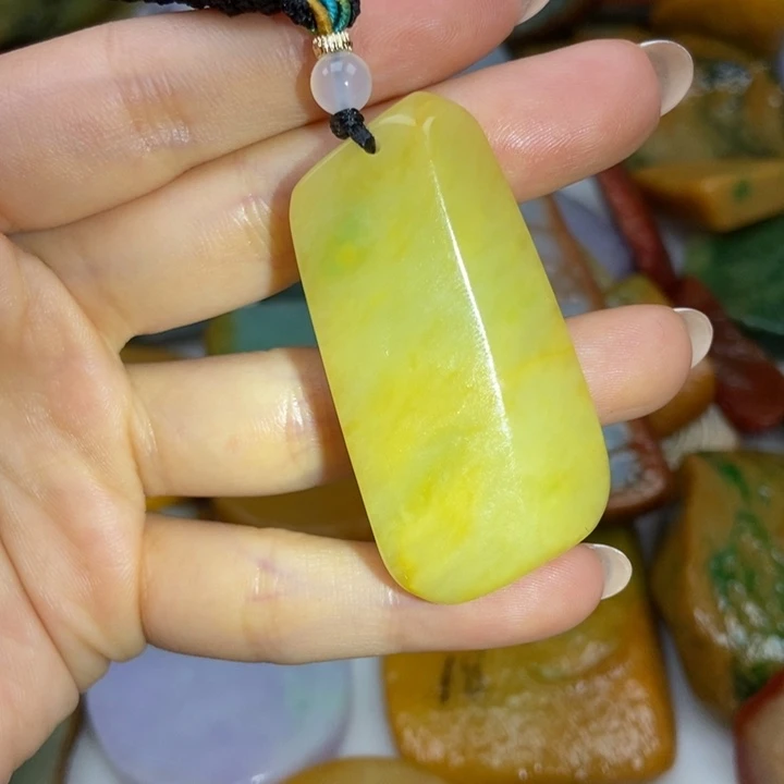 翡翠未镶嵌颈饰缅甸
