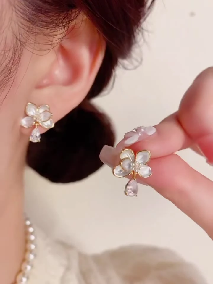 铜合金贝壳耳饰 白色花瓣水滴耳钉轻奢甜美百搭耳环清新精致