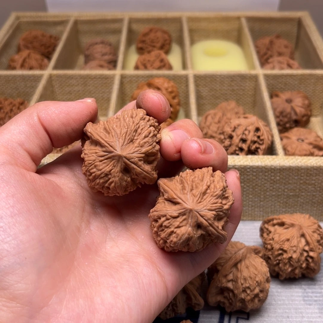 托***斯文玩核桃吊坠36凹底