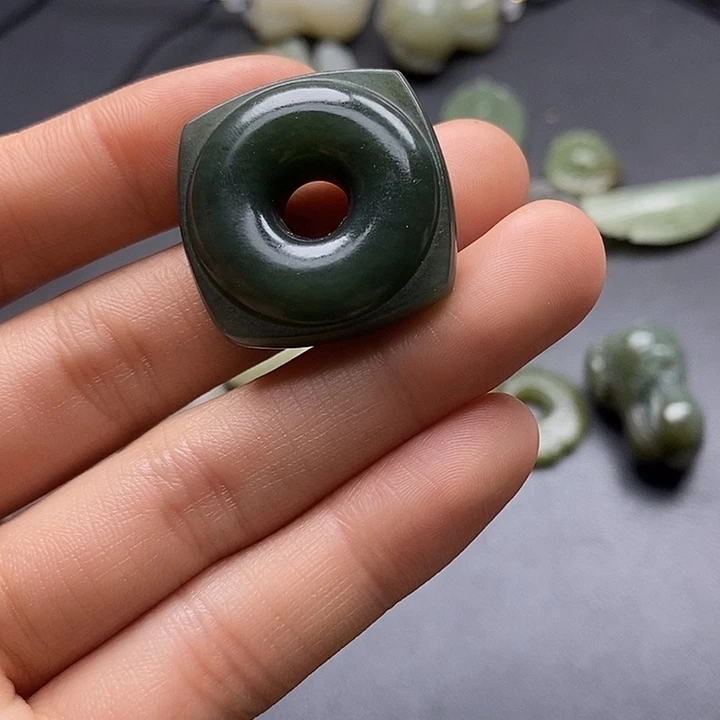 颈饰未镶嵌和田玉