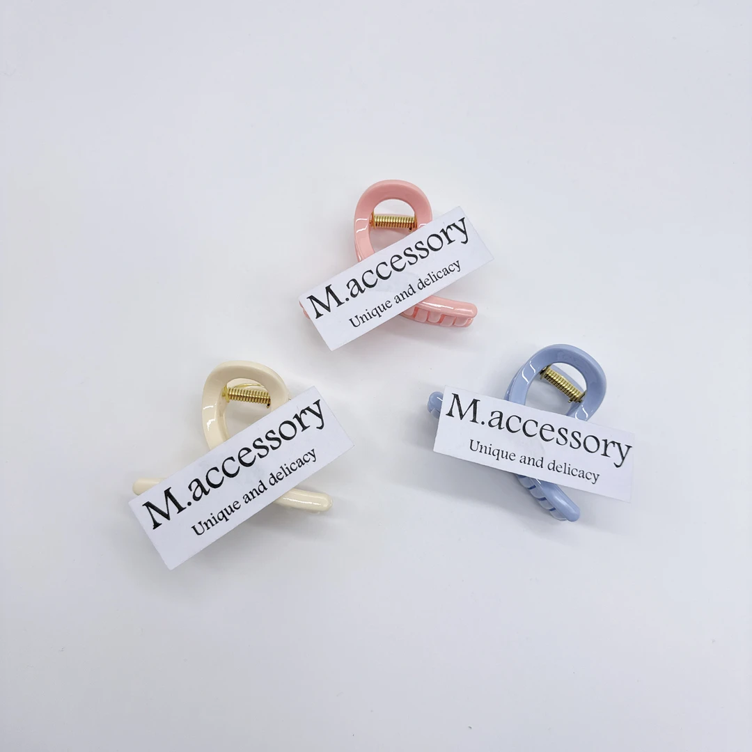 Mi33  奶呼呼马卡龙字母中号抓夹 Z13058Z4