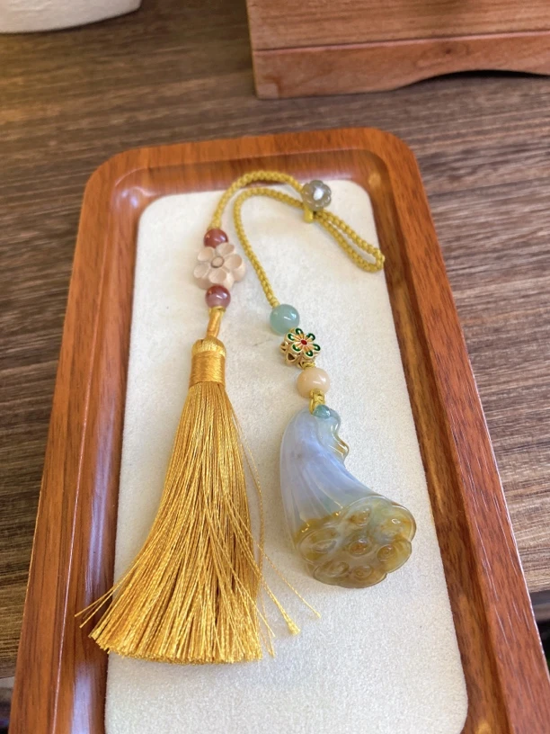 翡翠挂件，翡翠压襟，包挂，黄翡莲蓬