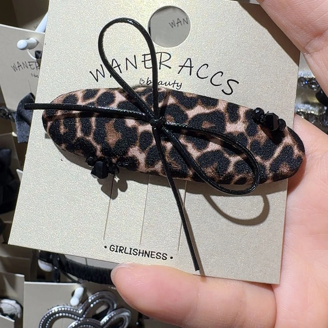 布艺铁合金豹纹拜拜
