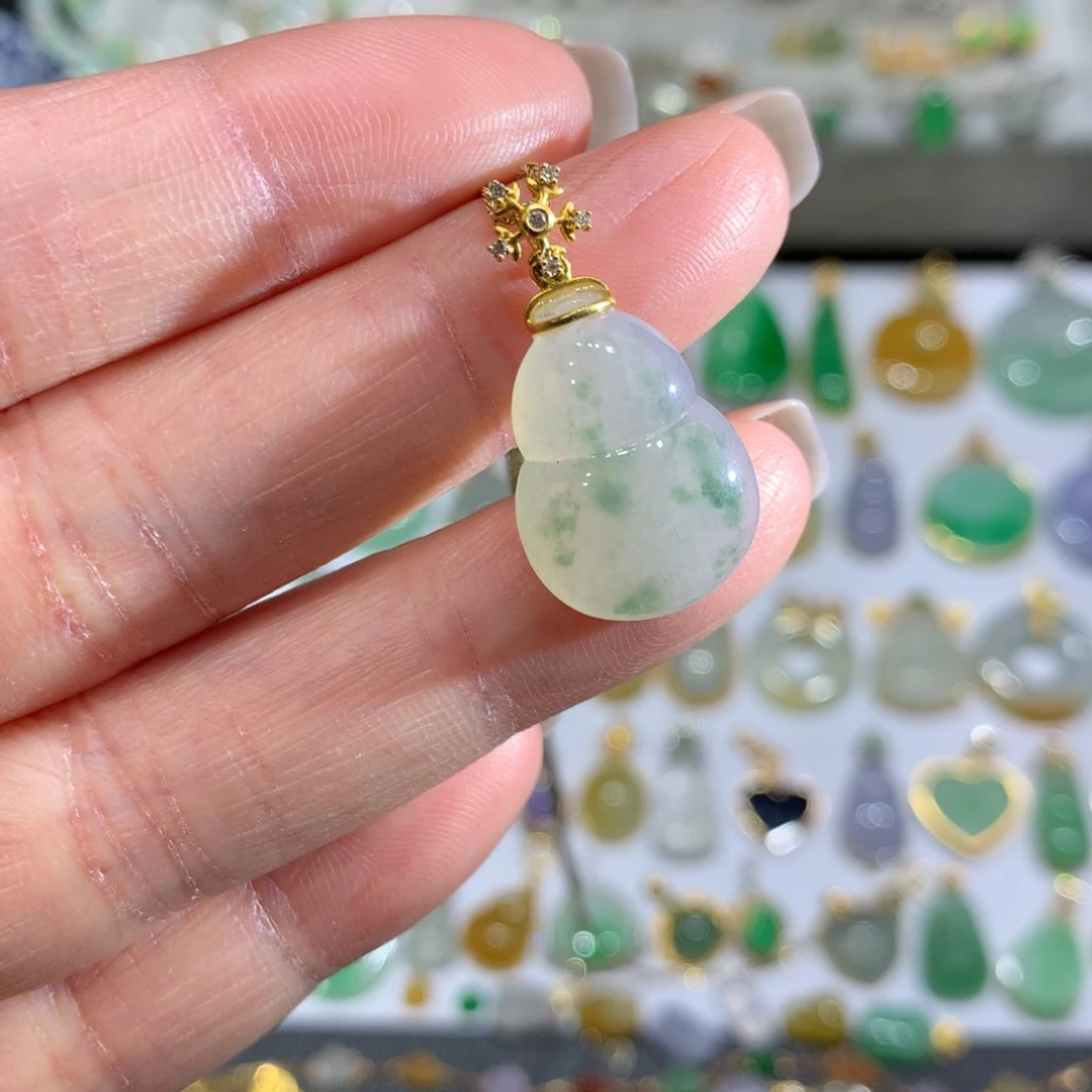 翡翠颈饰18K金镶嵌翡翠吊坠的未镶嵌