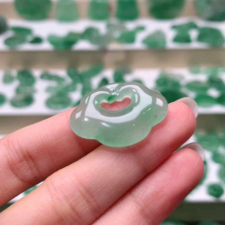 颈饰未镶嵌石英质玉